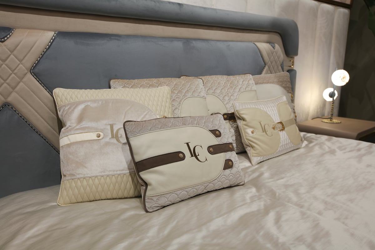 Bed · R8801 — Detail