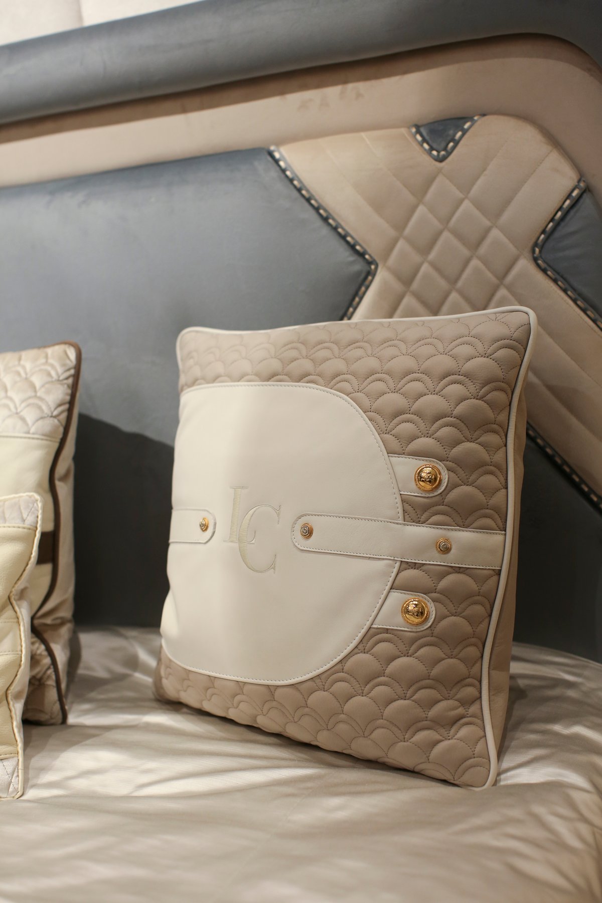 Bed · R8801 — Detail