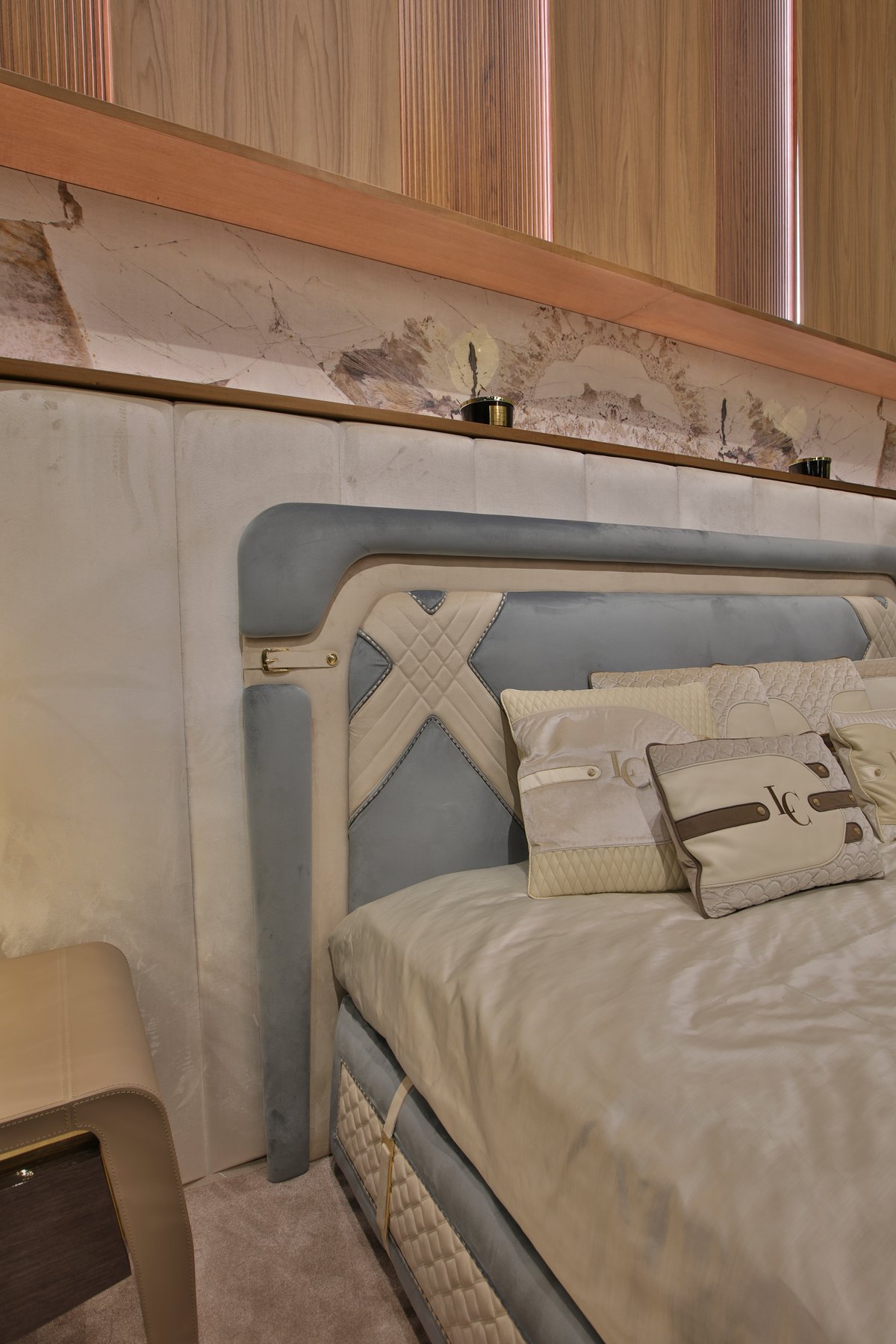 Bed · R8801 — Detail