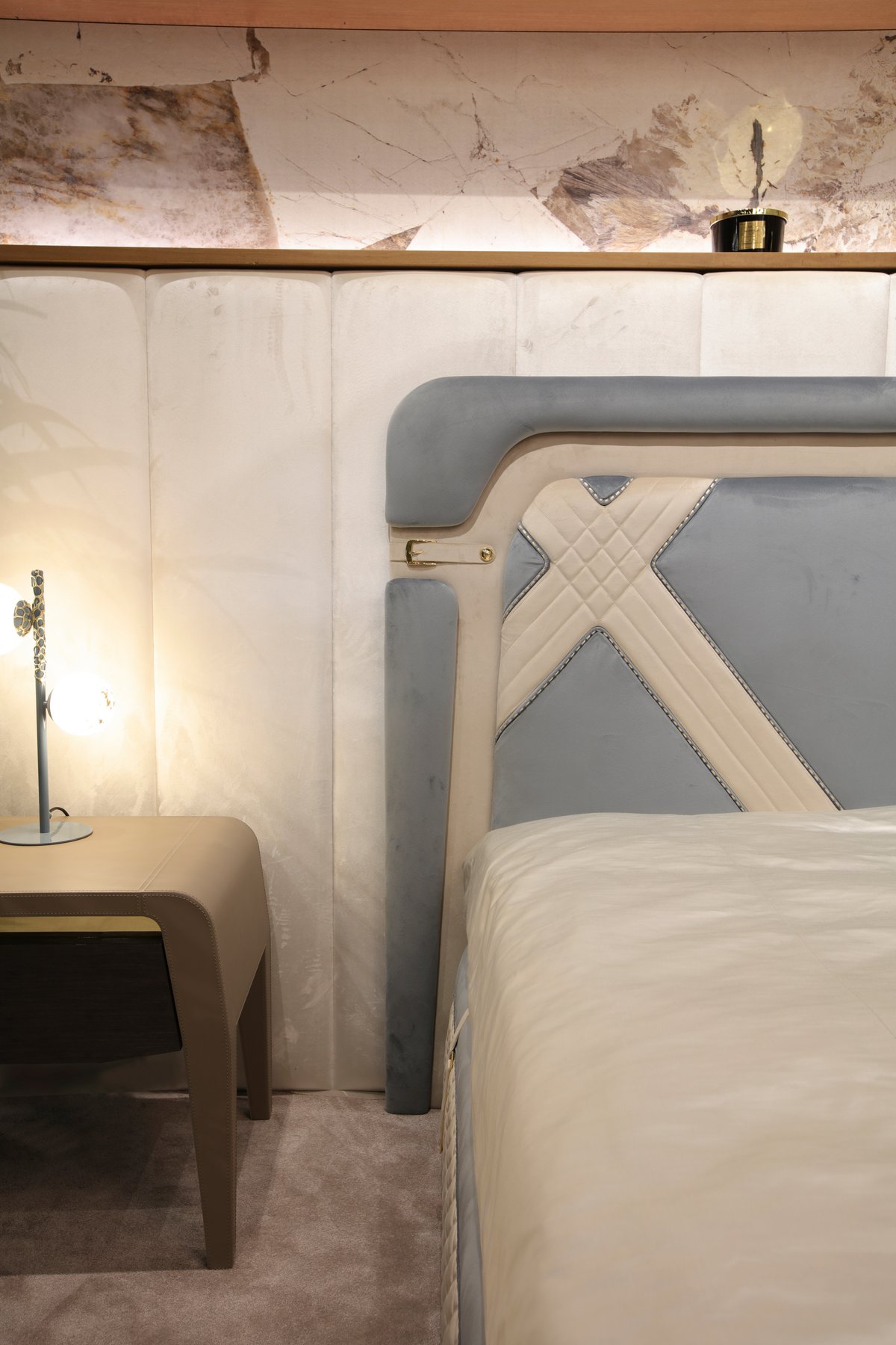 Bed · R8801 — Detail
