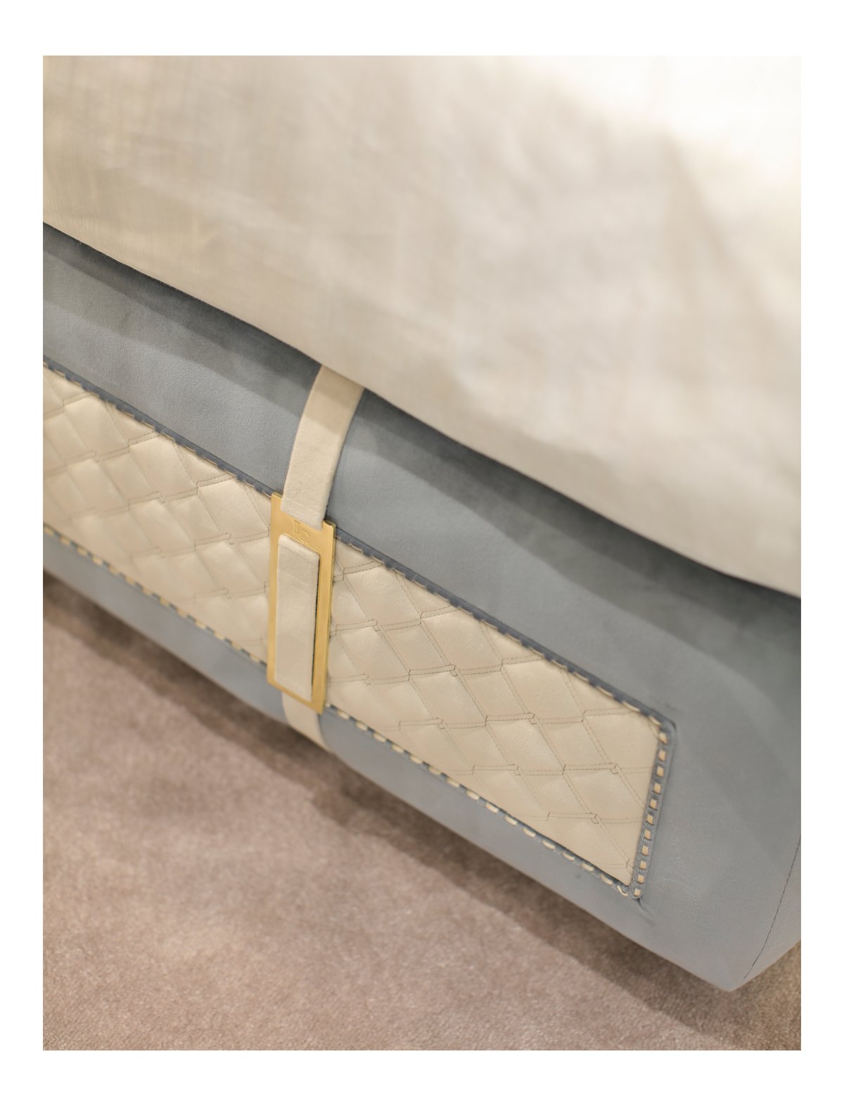 Bed · R8801 — Detail